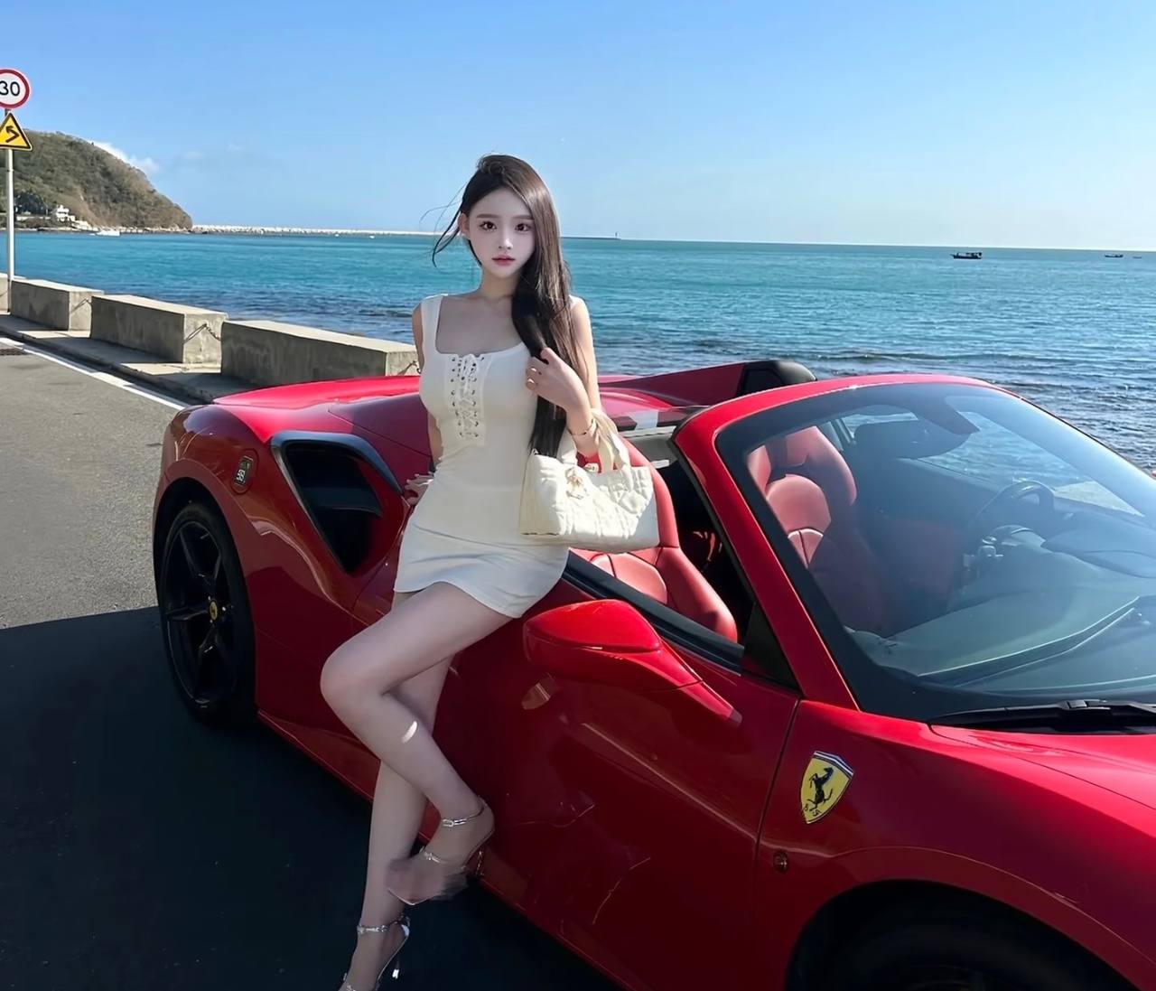 赛车游戏实机画面：驾驶舱视角与引擎特写